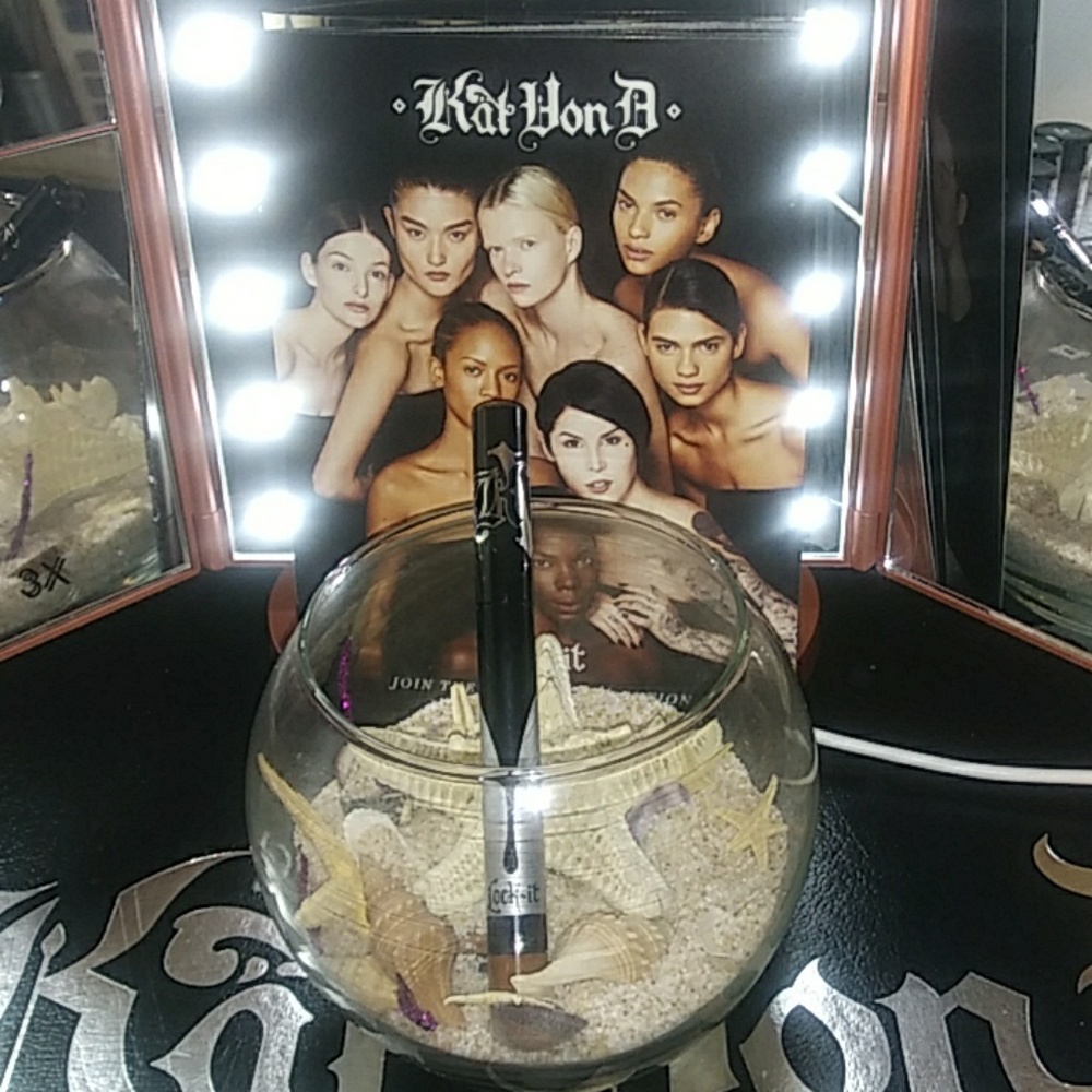 Kat Von D lock it eyeshadow primer Deep